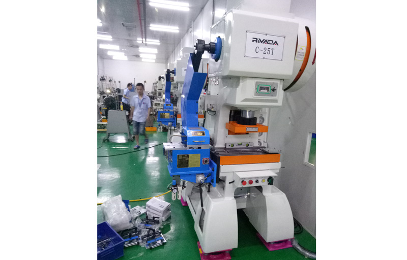 虹瑞衝床配婷婷四房播播夾式送（sòng）料機批量出機